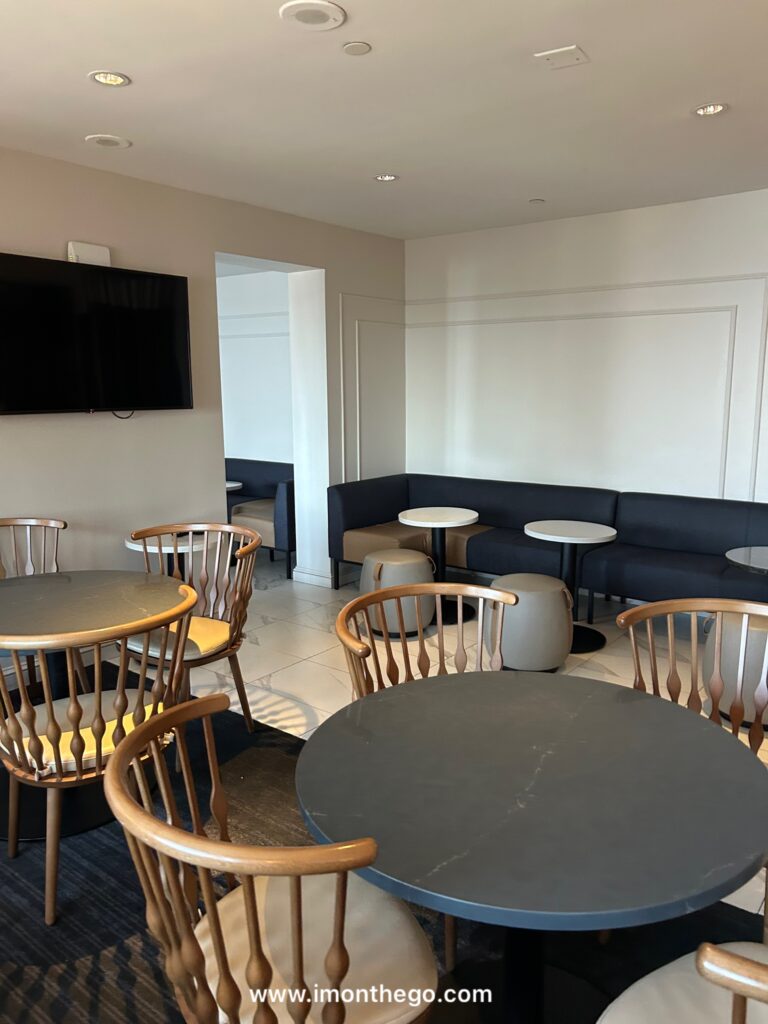 New York Marriott Downtown Review: The Good, The Bad, & The Reality pacious, modern, and quiet interior seating area of the 38th-floor Concierge Lounge at New York Marriott Downtown.
